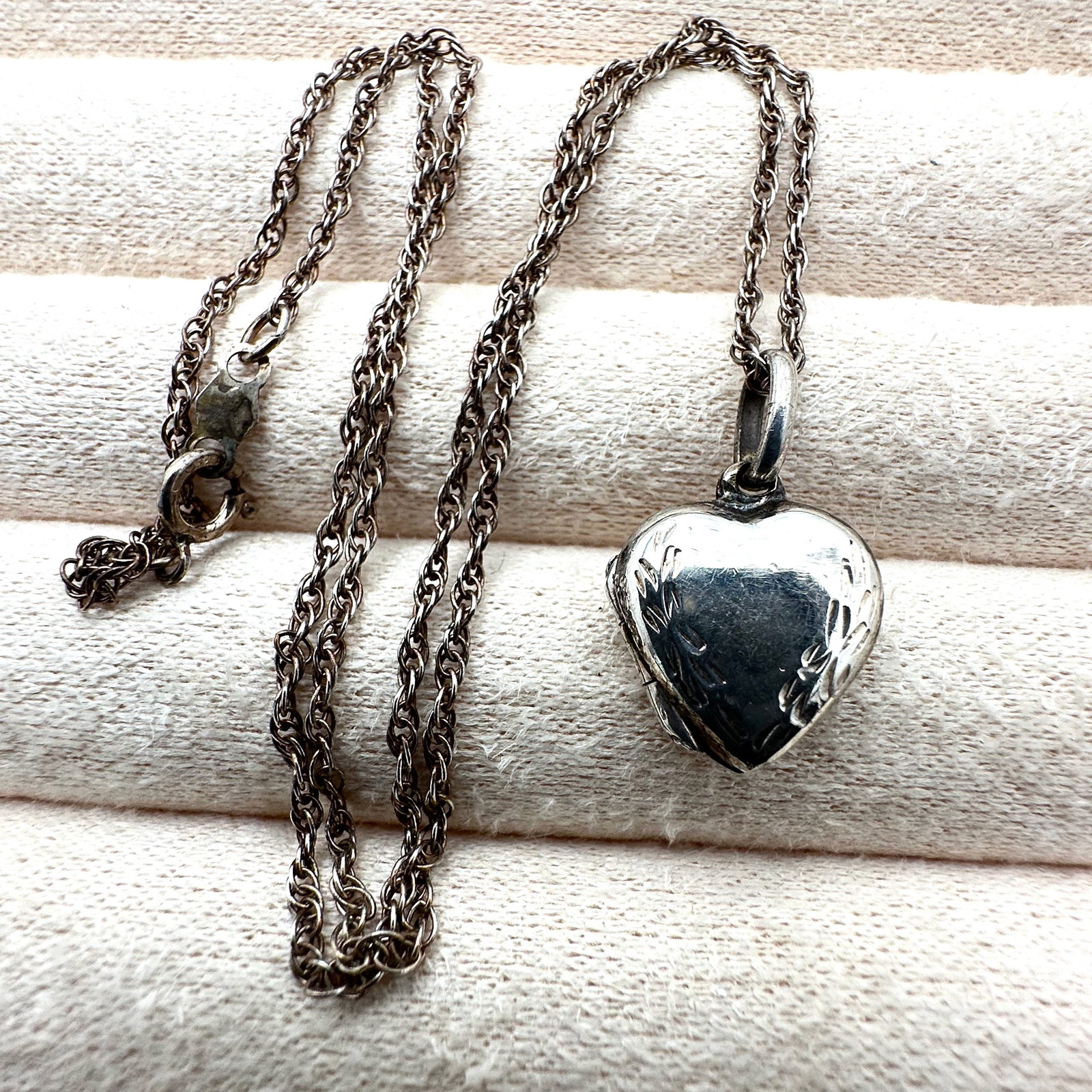 Vintage Sterling Silver Small Picture Locket Pendant Necklace 16 Inch Chain (1 of 2)