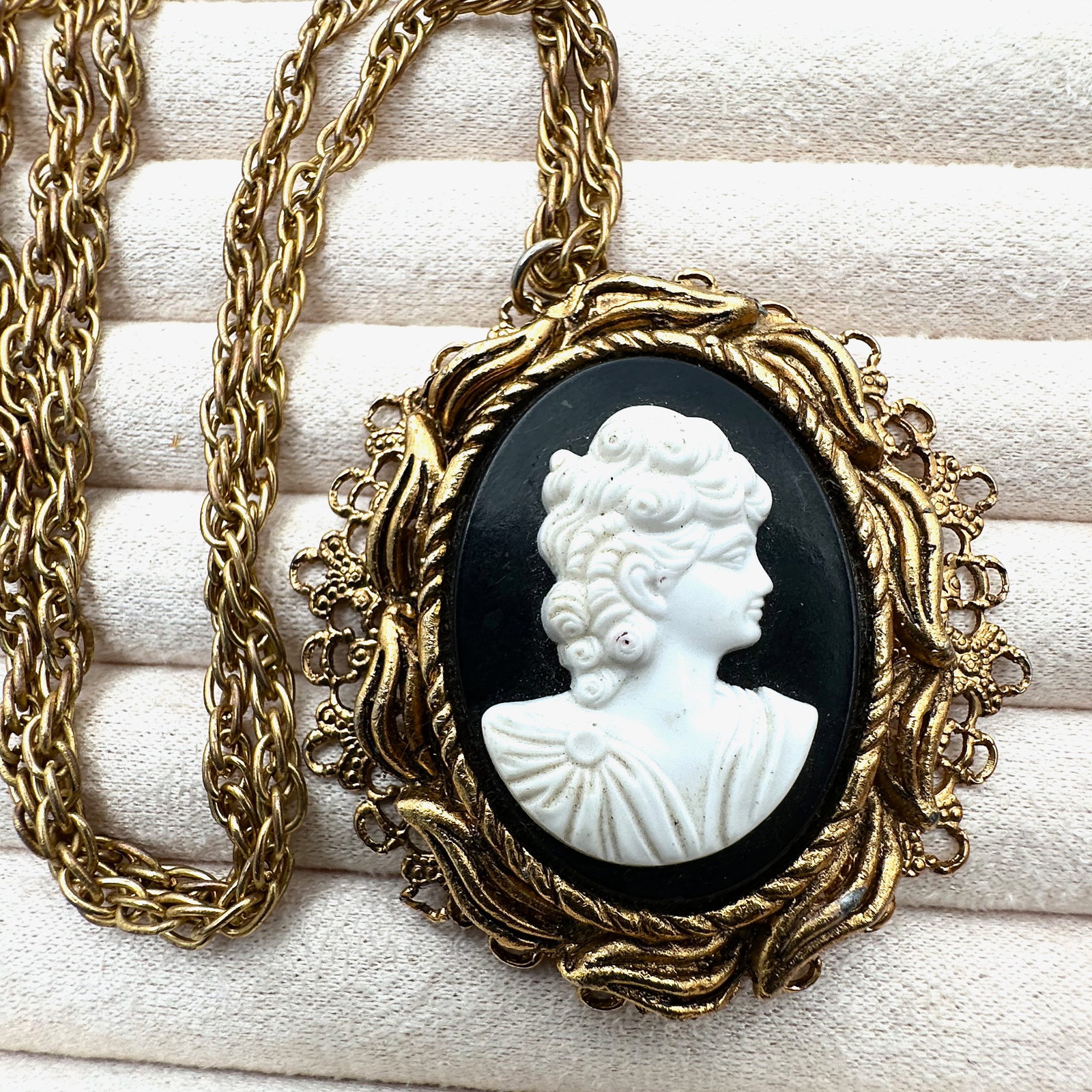 Vintage Black and White Cameo Gold Tone Filigree Pendant Necklace 24 Inch Chain (1 of 2)
