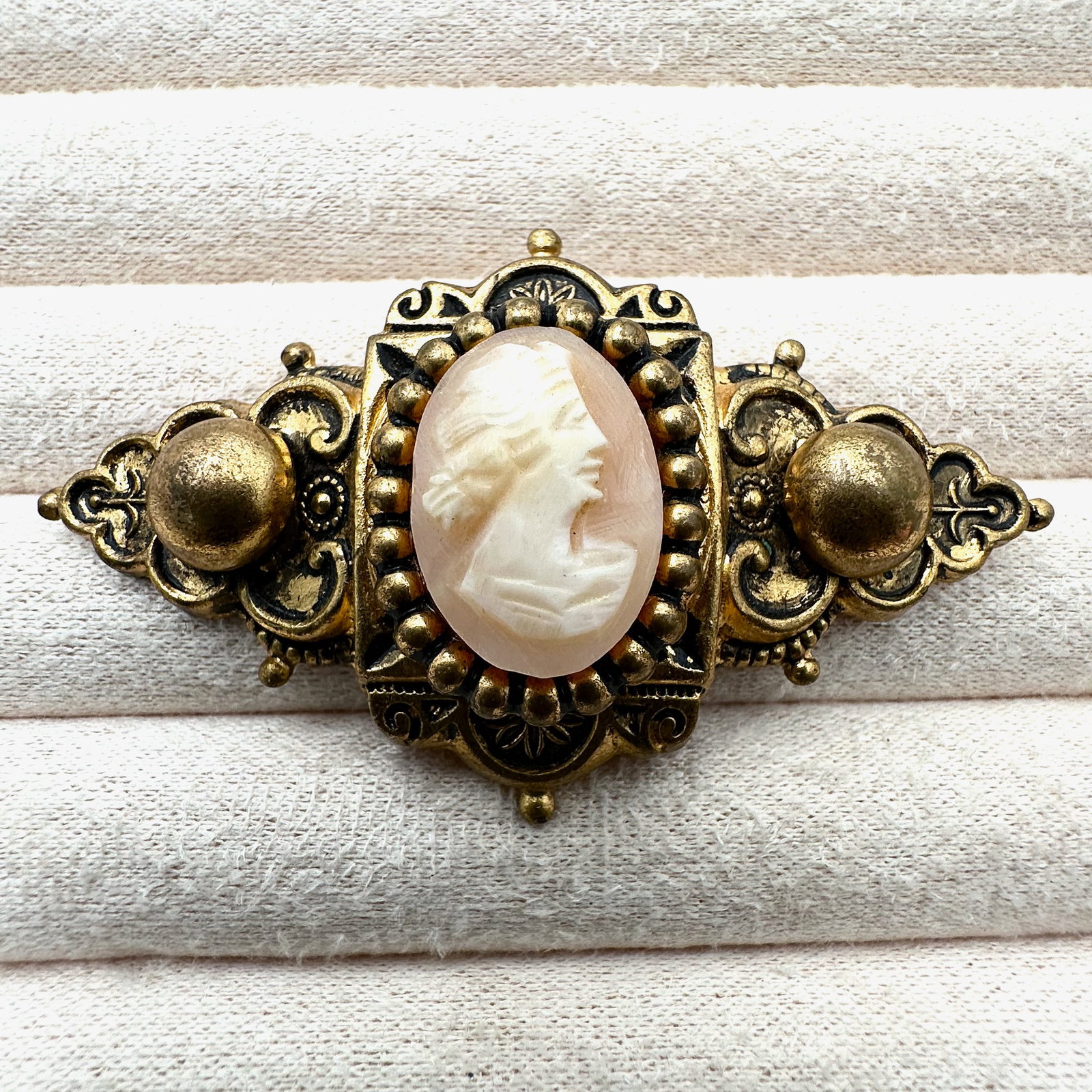 Vintage Carved Shell Cameo Gold Tone Brooch Pin 3 Inch (1 of 2)