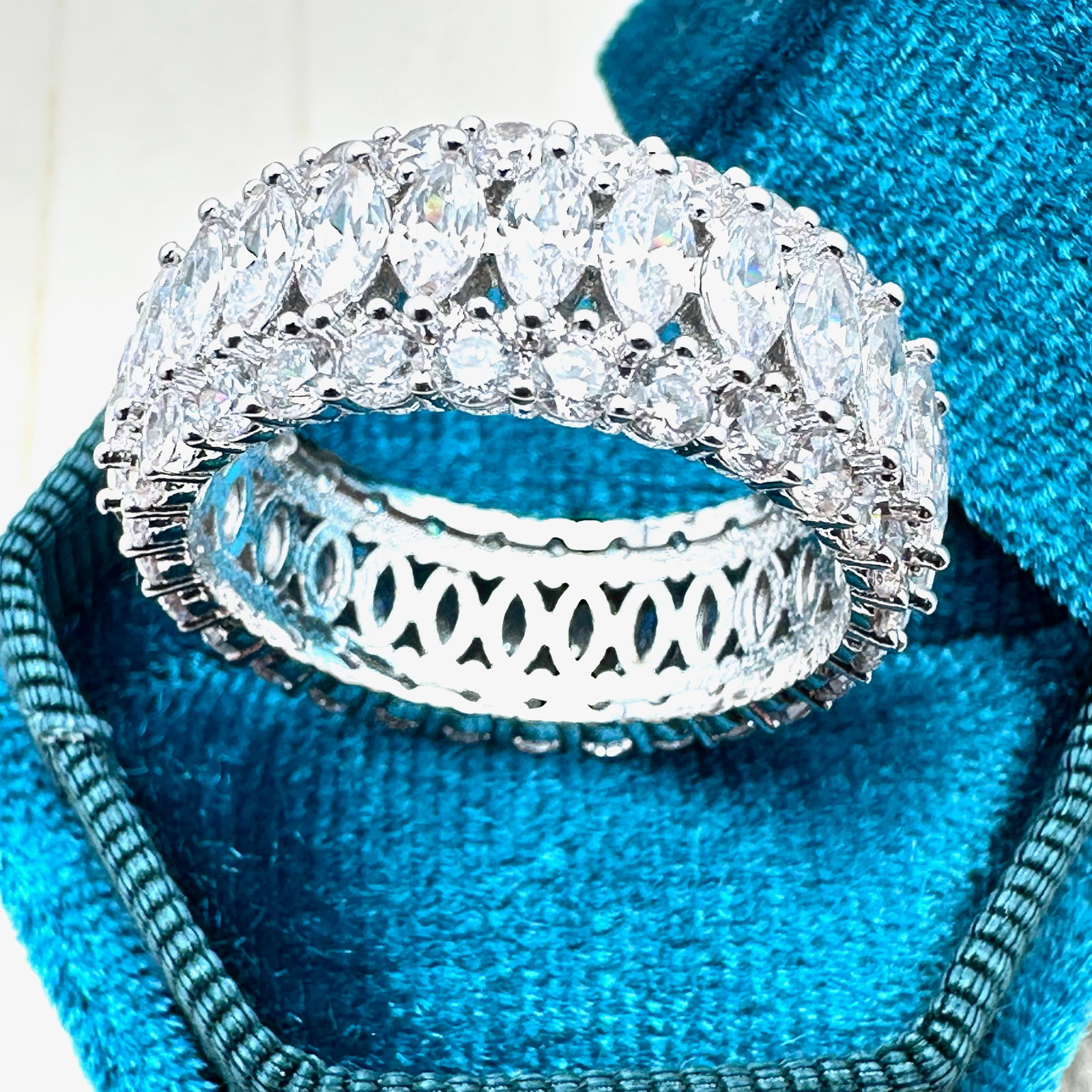 Incredible Sparkle! Cubic Zirconia Infinity Band Silver Plated Ring Size 9 Box Included (1 of 2)