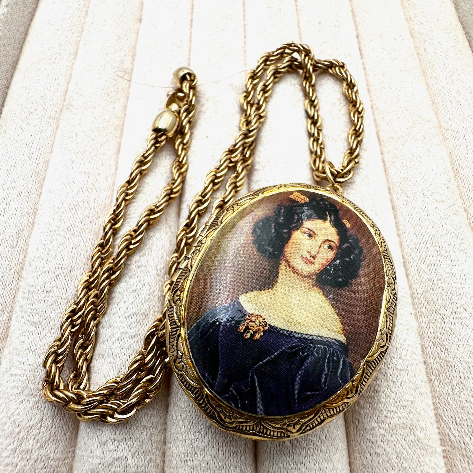 Vintage Portrait Picture Locket Gold Tone Pendant Necklace 18 Inch Chain (1 of 2)