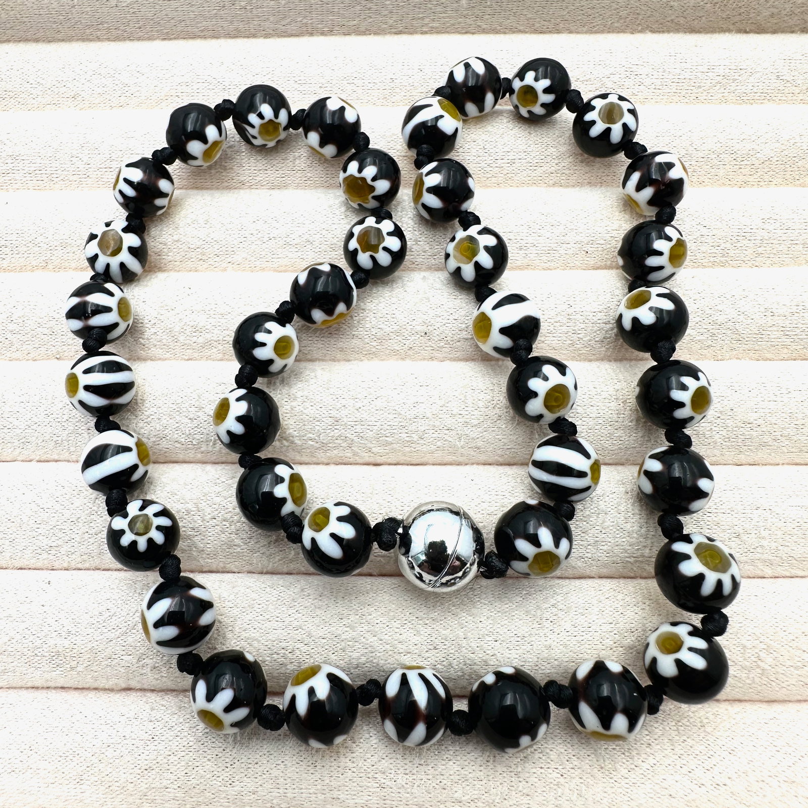 Italian Murano Glass Bead Necklace silver Plated Magnetic Clasp 18 Inch: Italian Murano Glass Bead Necklace silver Plated Magnetic Clasp 18 Inch