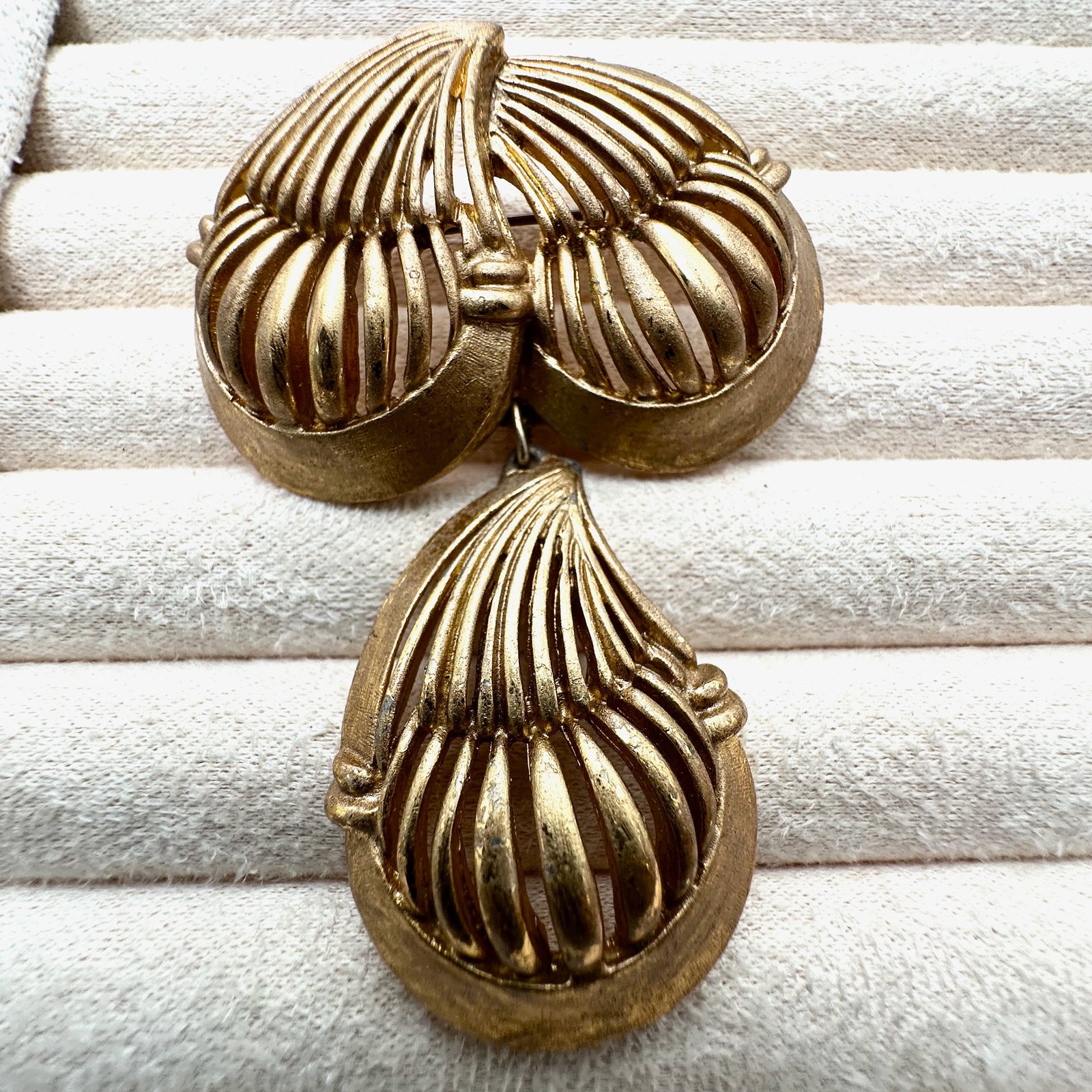 Vintage Tortolani Gold Tone Brooch Pin 3 Inch: Vintage Tortolani Gold Tone Brooch Pin 3 Inch