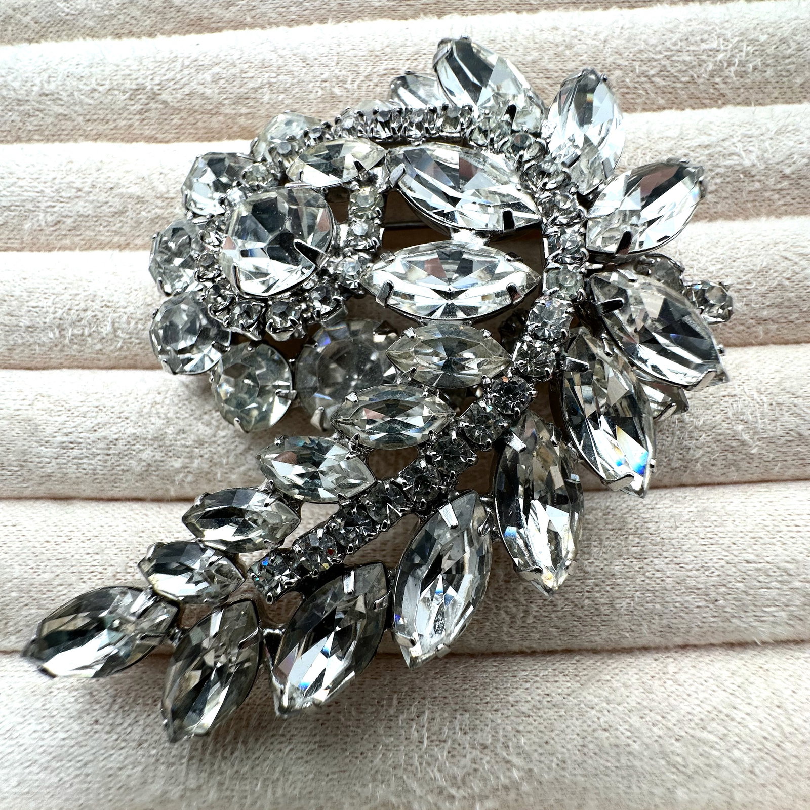 Vintage Juliana? Clear Glass Rhinestone Silver Tone Brooch Pin 3.5 Inch: Vintage Juliana? Clear Glass Rhinestone Silver Tone Brooch Pin 3.5 Inch