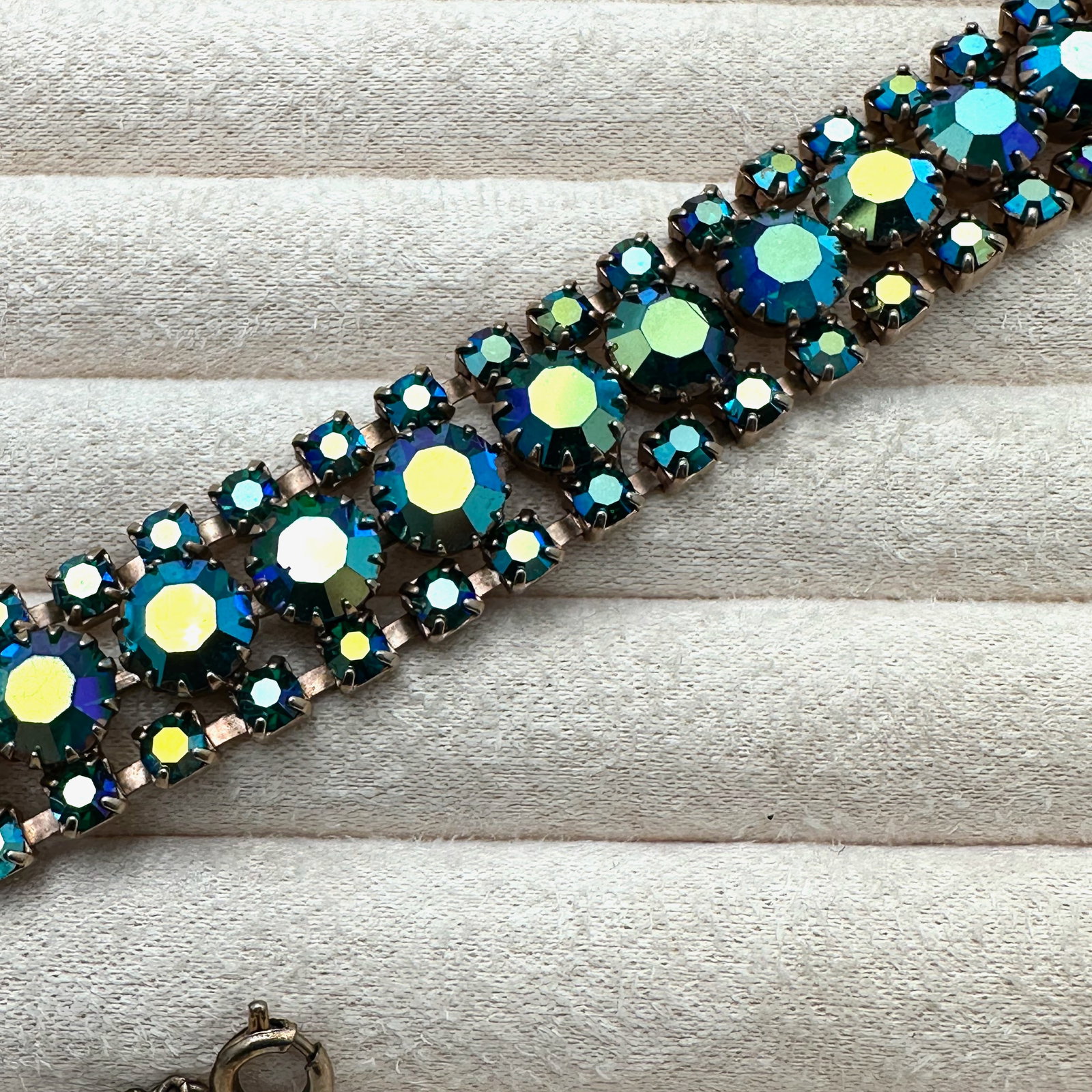 Vintage High End Blue Green Aurora Borealis Glass Rhinestone Gold Tone Bracelet 7 Inch: Vintage High End Blue Green Aurora Borealis Glass Rhinestone Gold Tone Bracelet 7 Inch