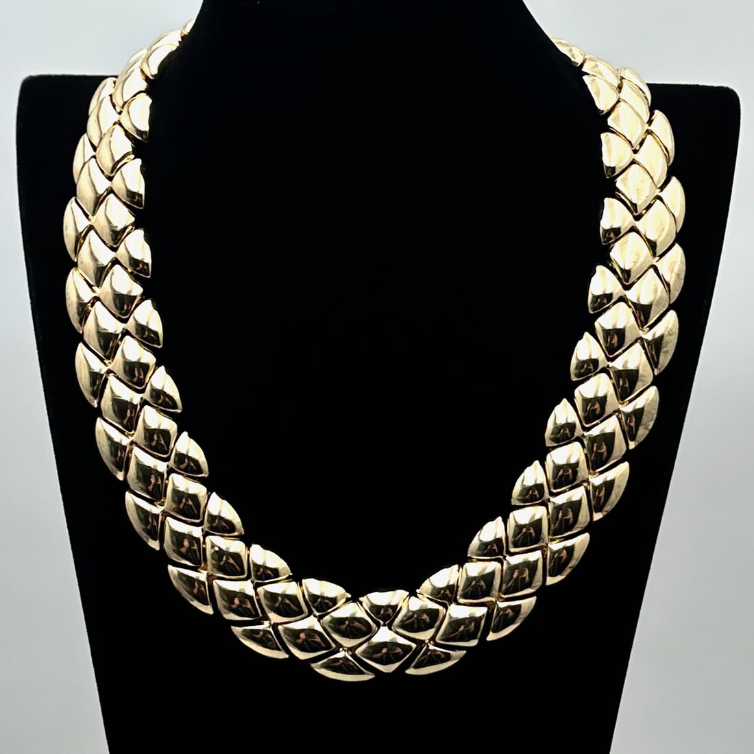 Heavy Gold Tone Choker Necklace Quilted Design Nice Quality Made 18 to 20 Inch: Heavy Gold Tone Choker Necklace Quilted Design Nice Quality Made 18 to 20 Inch