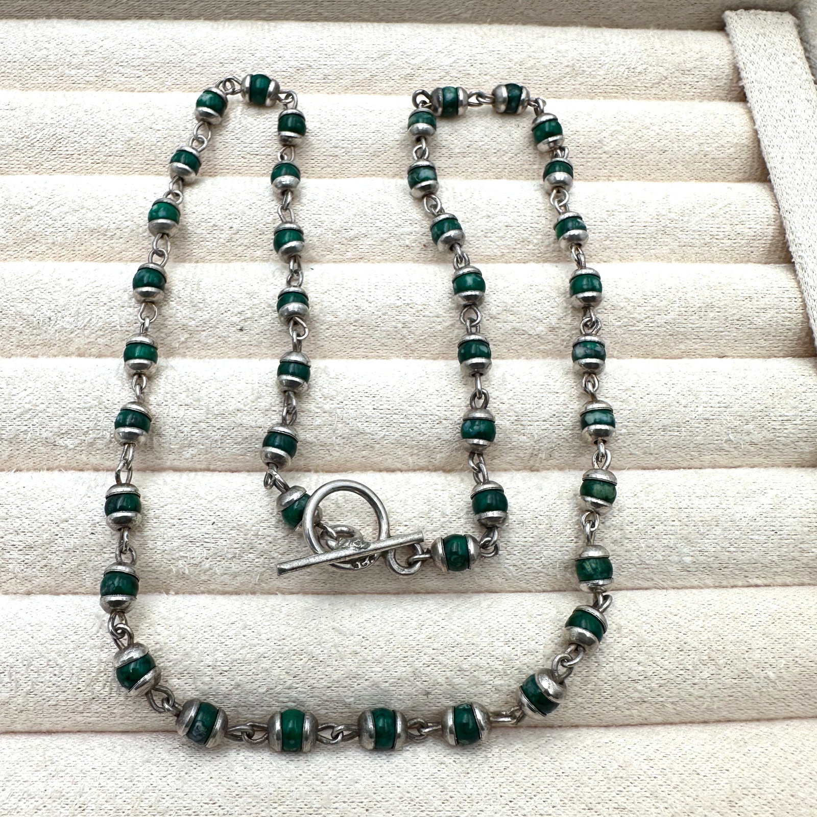 Vintage Green Malachite Gemstone Sterling Silver Bead Toggle Clasp Necklace 17 Inch Weight 17 Grams: Vintage Green Malachite Gemstone Sterling Silver Bead Toggle Clasp Necklace 17 Inch Weight 17 Grams