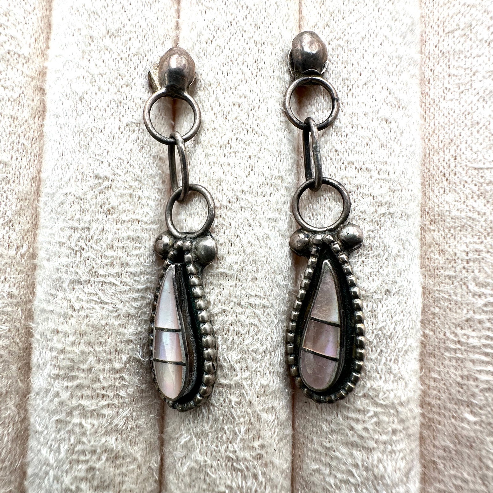 Vintage Native American Pink Pearl Sterling Silver Pierced Earrings 1.5 Inch Length: Vintage Native American Pink Pearl Sterling Silver Pierced Earrings 1.5 Inch Length