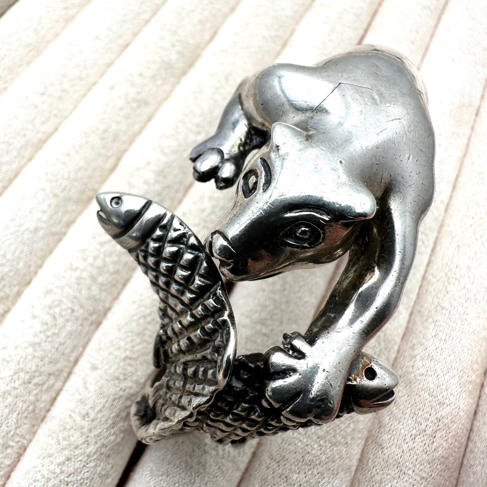 Vintage Taxco Mexico Sterling Silver Cuff Bracelet Bear Fish Design Weight 53 Grams 7 Inch: Vintage Taxco Mexico Sterling Silver Cuff Bracelet Bear Fish Design Weight 53 Grams 7 Inch
