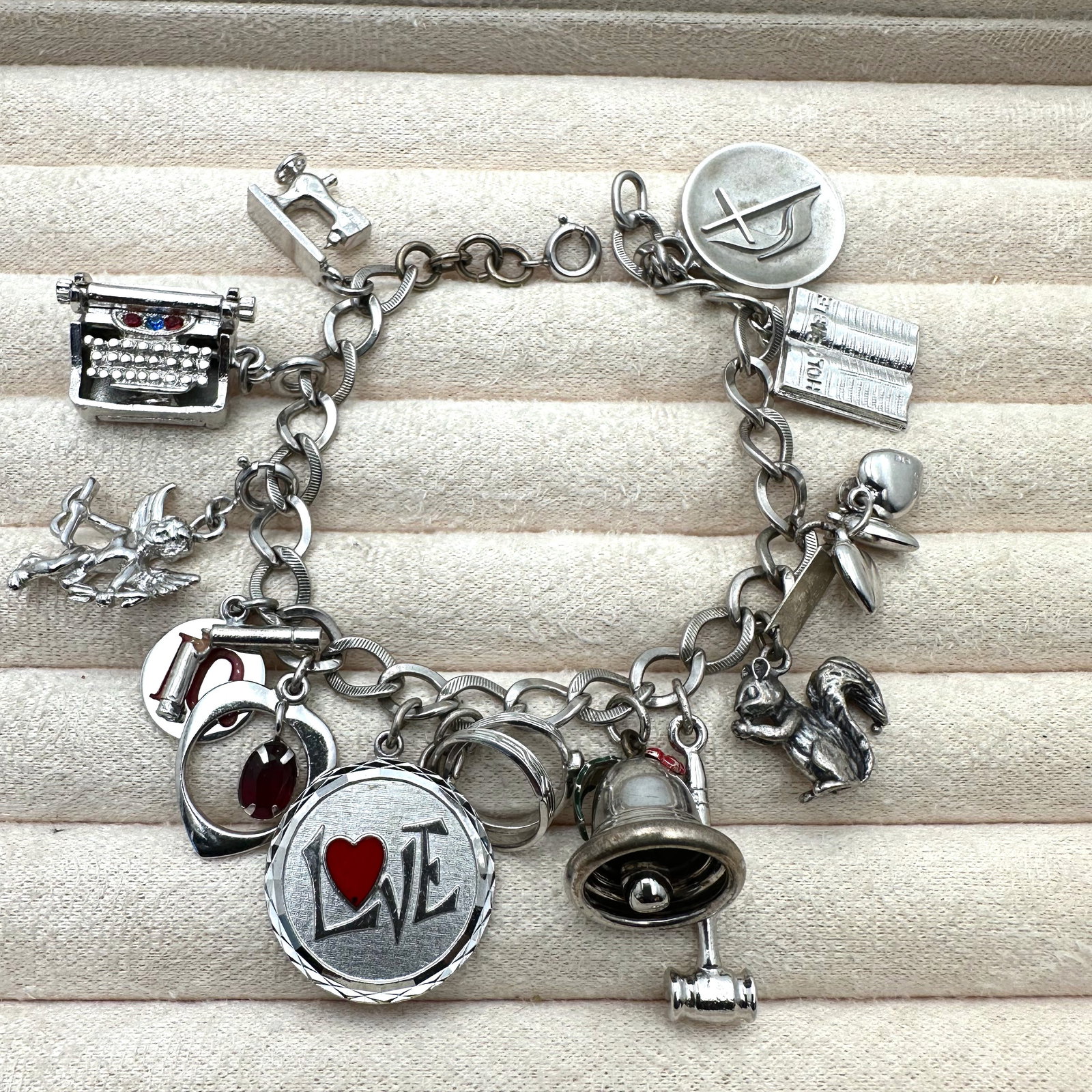 Vintage Sterling Silver Charm Bracelet 7.5 Inch Length Weight 46 Grams: Vintage Sterling Silver Charm Bracelet 7.5 Inch Length Weight 46 Grams