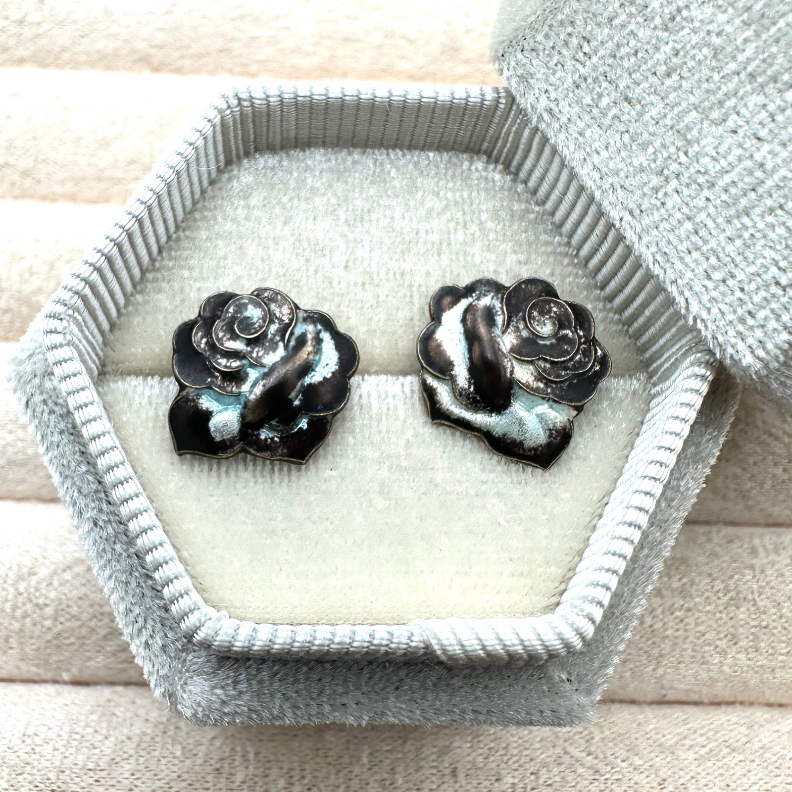 Vintage Black White Enamel Sterling Silver Flower Pierced Earrings Heavy Patina No Hallmark Visible: Vintage Black White Enamel Sterling Silver Flower Pierced Earrings Heavy Patina No Hallmark Visible Box Included