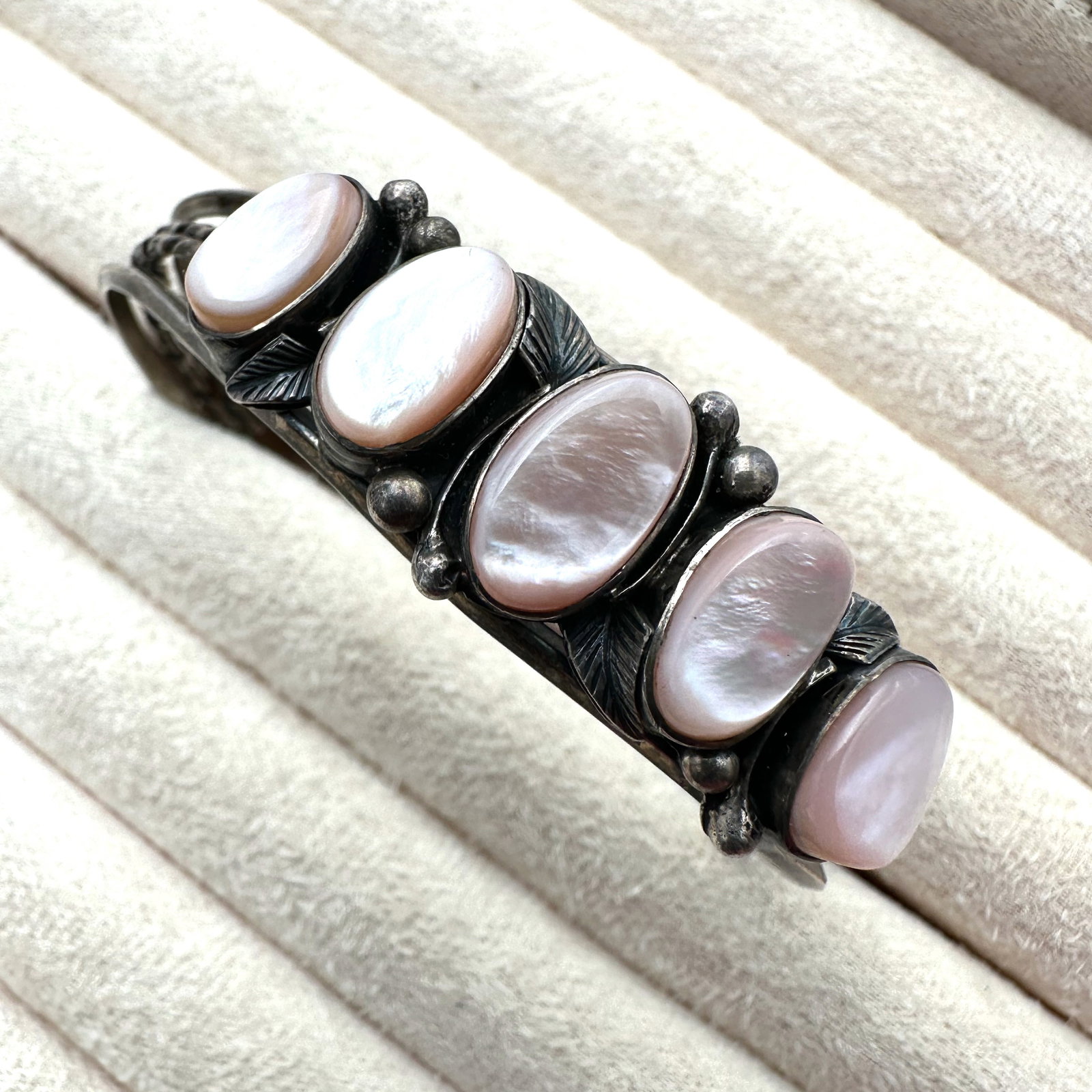 Vintage Native American Pink Pearl Sterling Silver Cuff Bracelet Weight 17 Grams Adjustable Size: Vintage Native American Pink Pearl Sterling Silver Cuff Bracelet Weight 17 Grams Adjustable Size