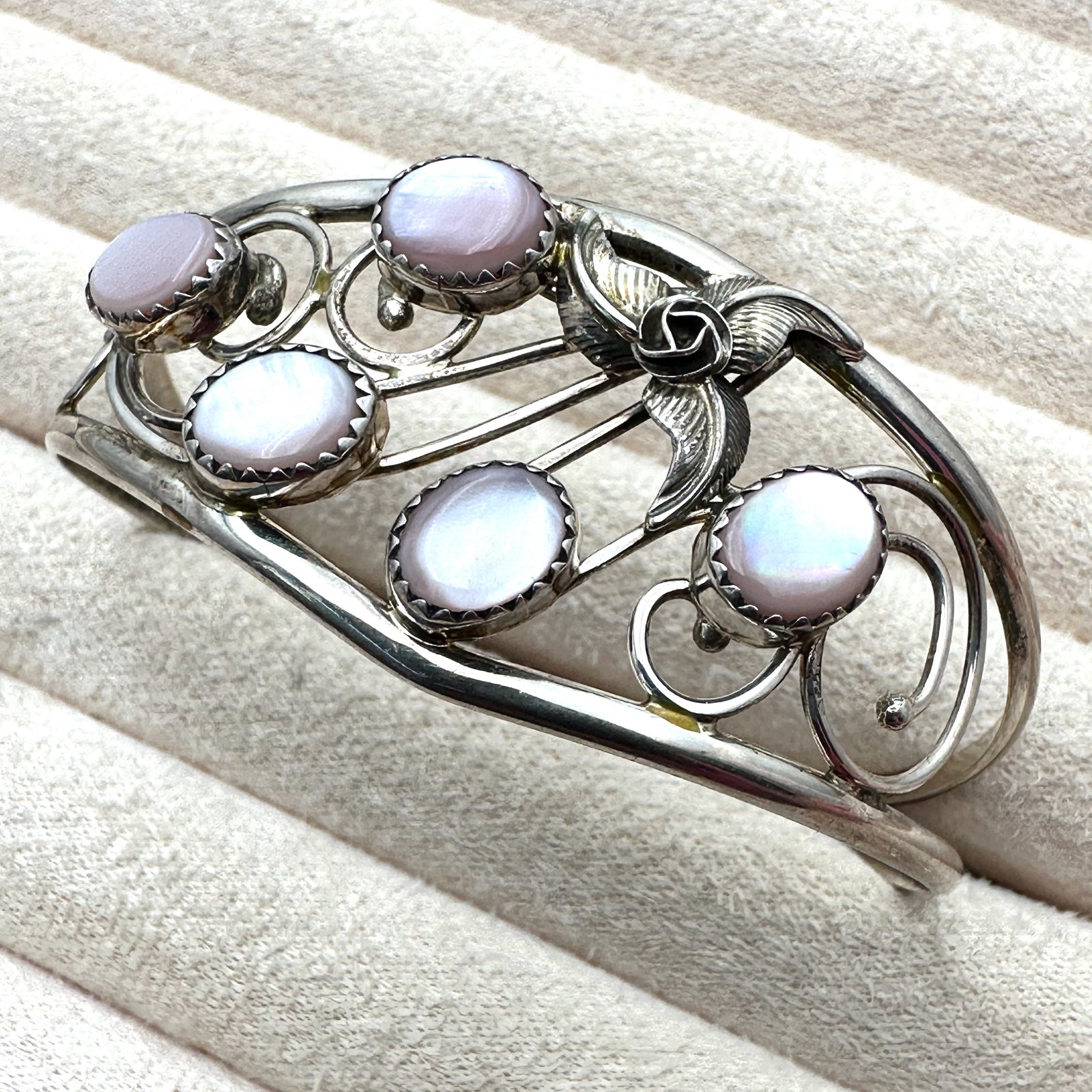 Vintage Native American Navajo Shirley Henry Pink Pearl Sterling Silver Cuff Bracelet Weight 16: Vintage Native American Navajo Shirley Henry Pink Pearl Sterling Silver Cuff Bracelet Weight 16 Grams
