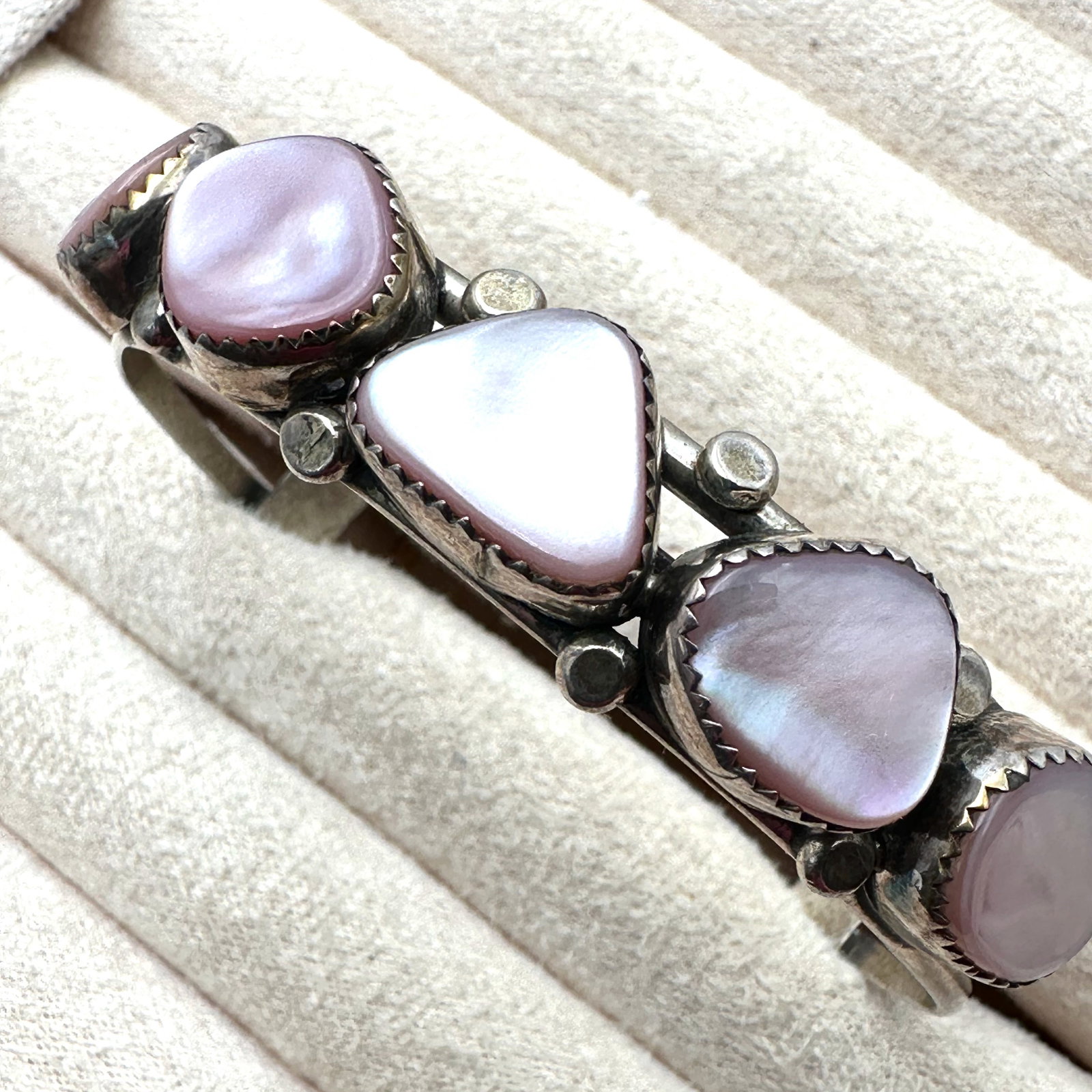 Vintage Native American Pink Pearl Sterling Silver Cuff Bracelet Adjustable Size Weight 23 Grams: Vintage Native American Pink Pearl Sterling Silver Cuff Bracelet Adjustable Size Weight 23 Grams