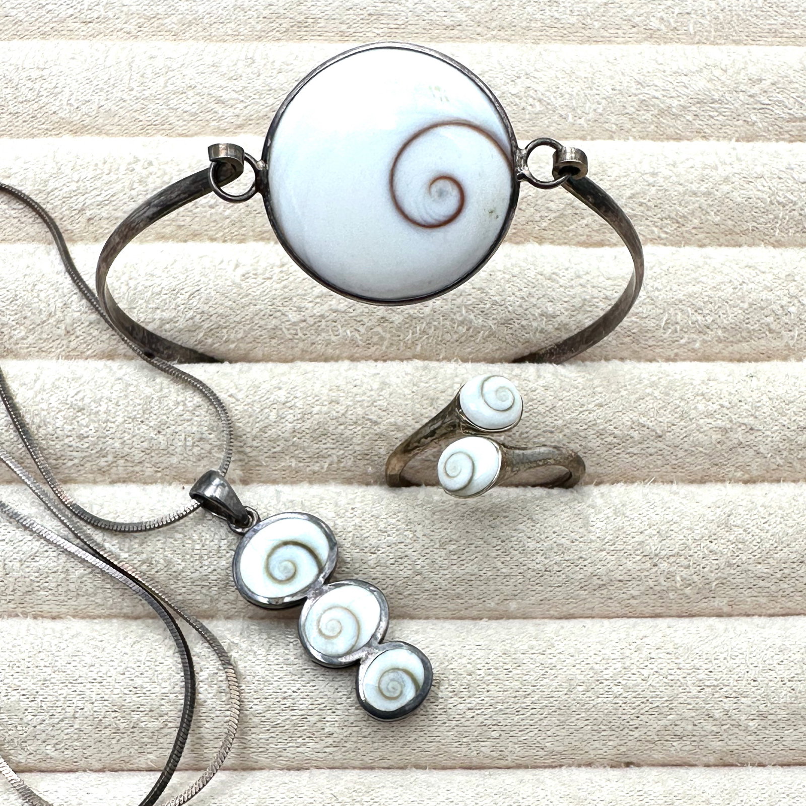 Inlay Shell Cuff 6.5 Inch Bracelet Pendant Necklace 20 Inch Chain and Ring Size 9: Inlay Shell Cuff 6.5 Inch Bracelet Pendant Necklace 20 Inch Chain and Ring Size 10