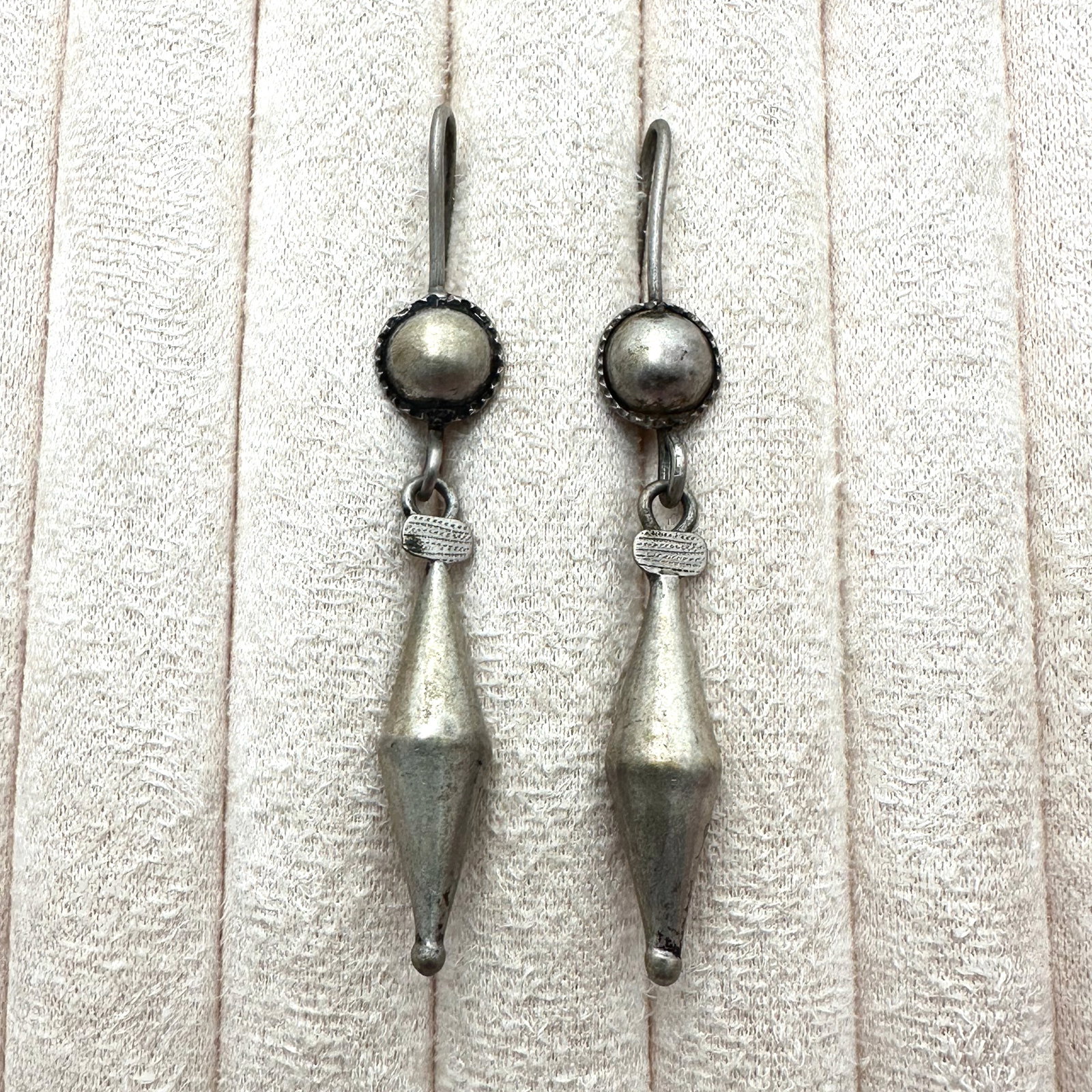 Vintage Older Sterling Silver Pierced Chandelier Earrings 2.5 Inch Length: Vintage Older Sterling Silver Pierced Chandelier Earrings 2.5 Inch Length
