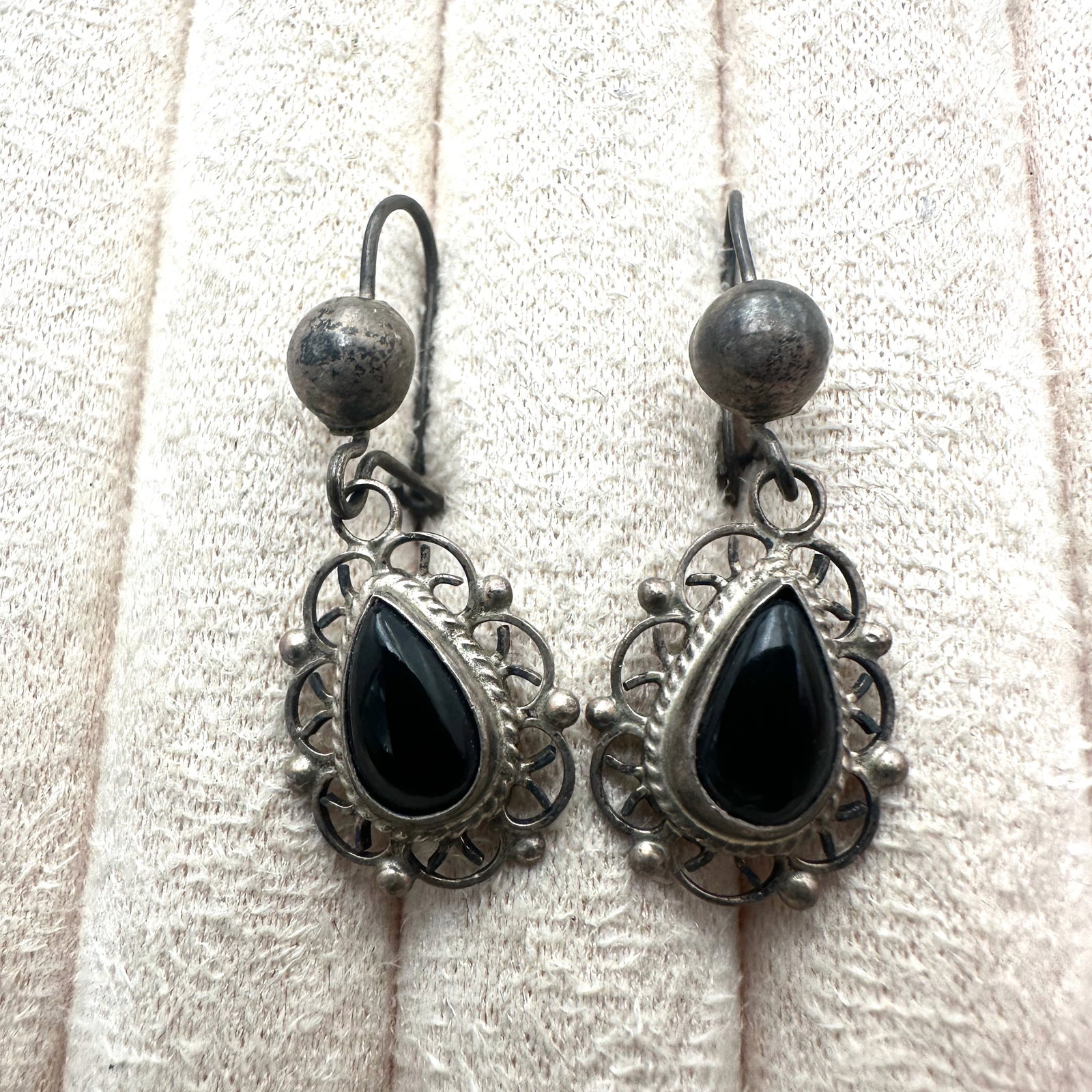 Vintage Mexico Sterling Silver Wire Pierced Black Onyx Earrings 1.5 Inch: Vintage Mexico Sterling Silver Wire Pierced Black Onyx Earrings 1.5 Inch