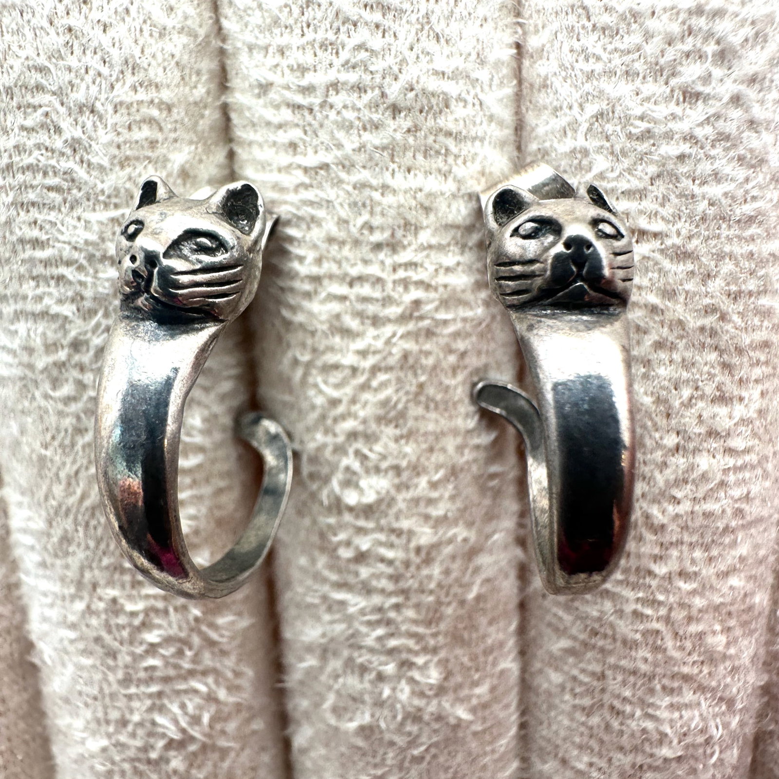 Cat Design Sterling Silver Hoop Pierced Earrings 1 inch: Cat Design Sterling Silver Hoop Pierced Earrings 1 inch