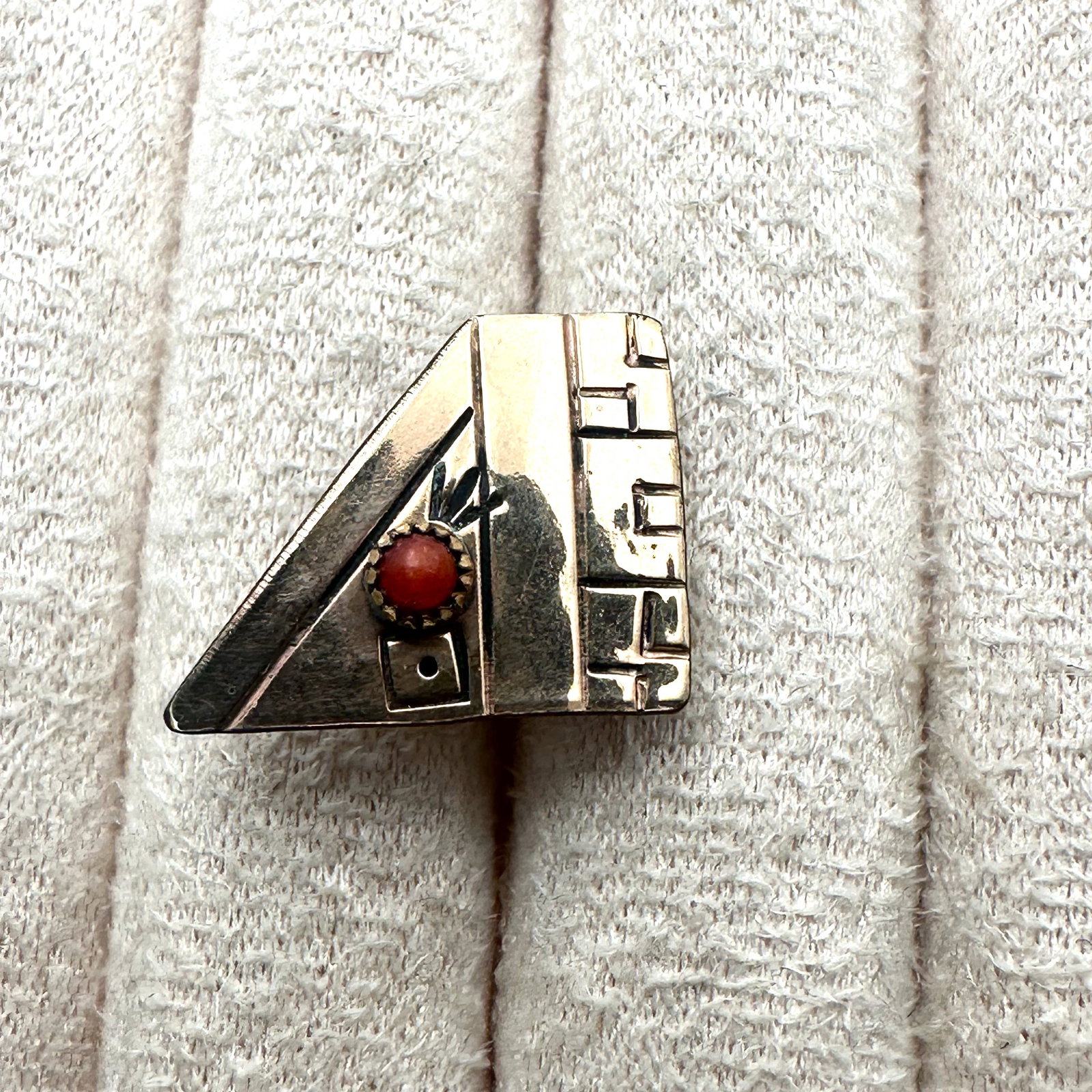 14K Gold Sterling Silver Coral Native American Tie Tack Signed KJ: 14K Gold Sterling Silver Coral Native American Tie Tack Signed KJ
