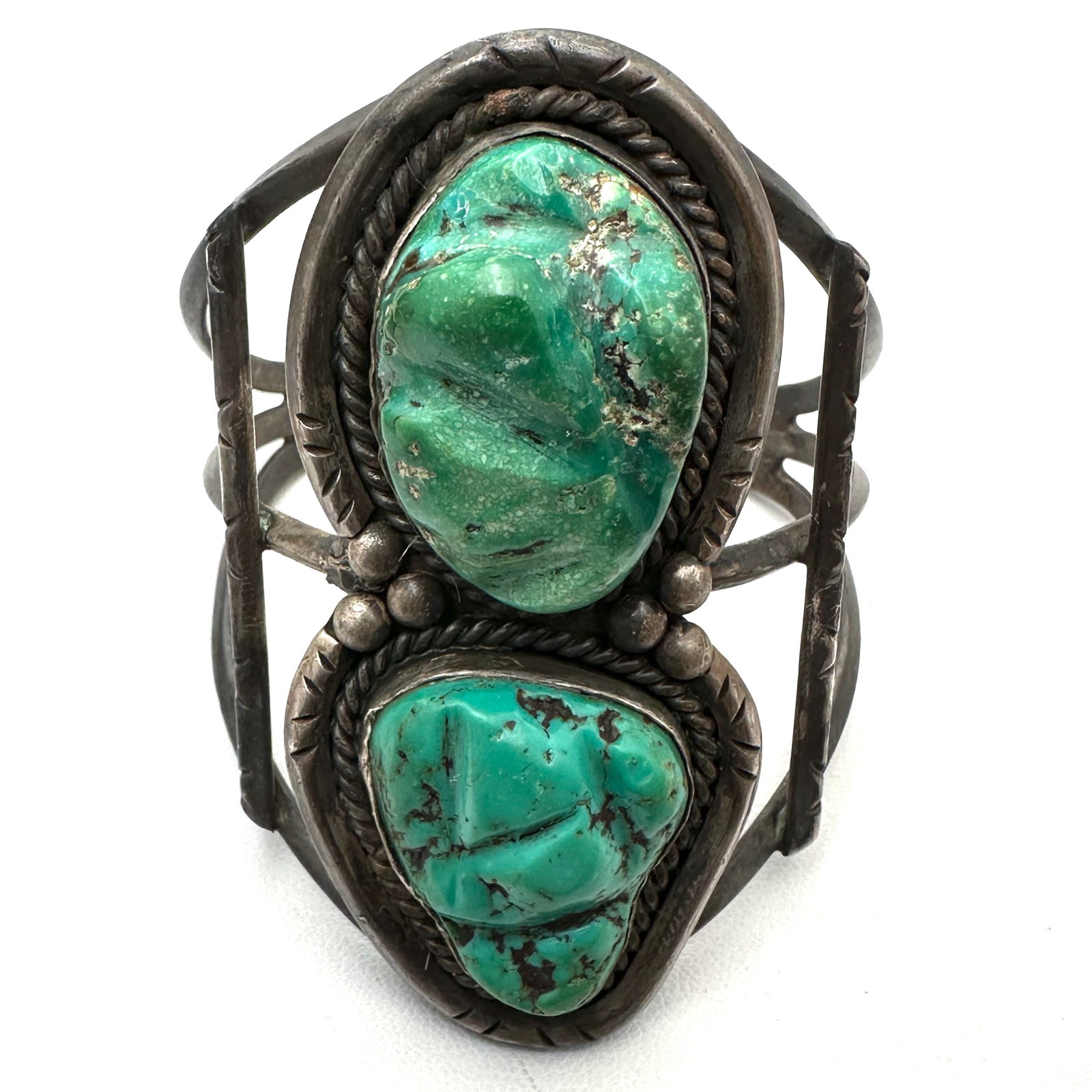 Vintage Older Native American Blue Green Turquoise Sterling Silver Cuff Bracelet Weight 79 Grams: Vintage Older Native American Blue Green Turquoise Sterling Silver Cuff Bracelet Weight 79 Grams No visible hallmark, lots of patina on silver, not cleaned