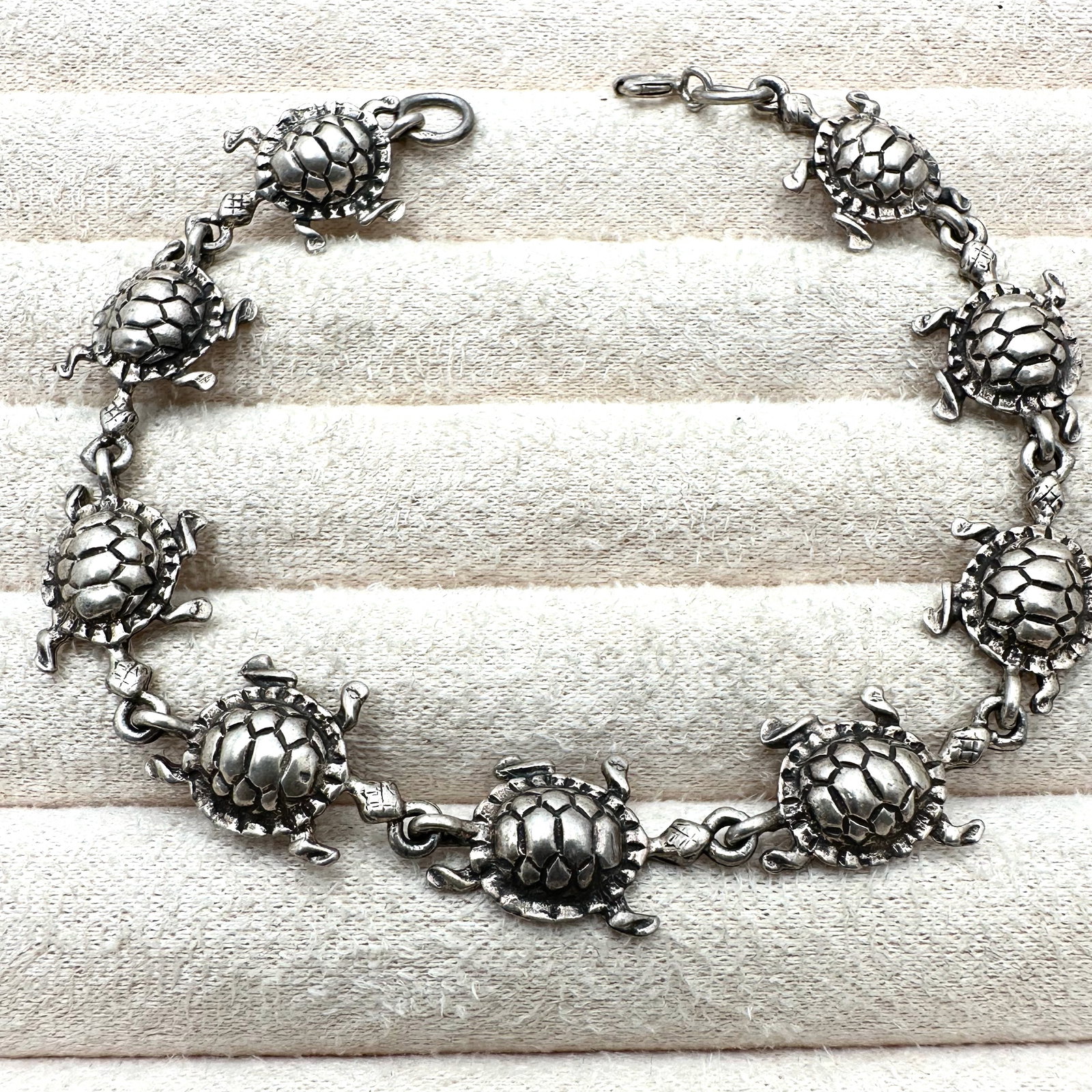 Sterling Silver Turtle Design Bracelet 7.5 Inch Length: Sterling Silver Turtle Design Bracelet 7.5 Inch Length