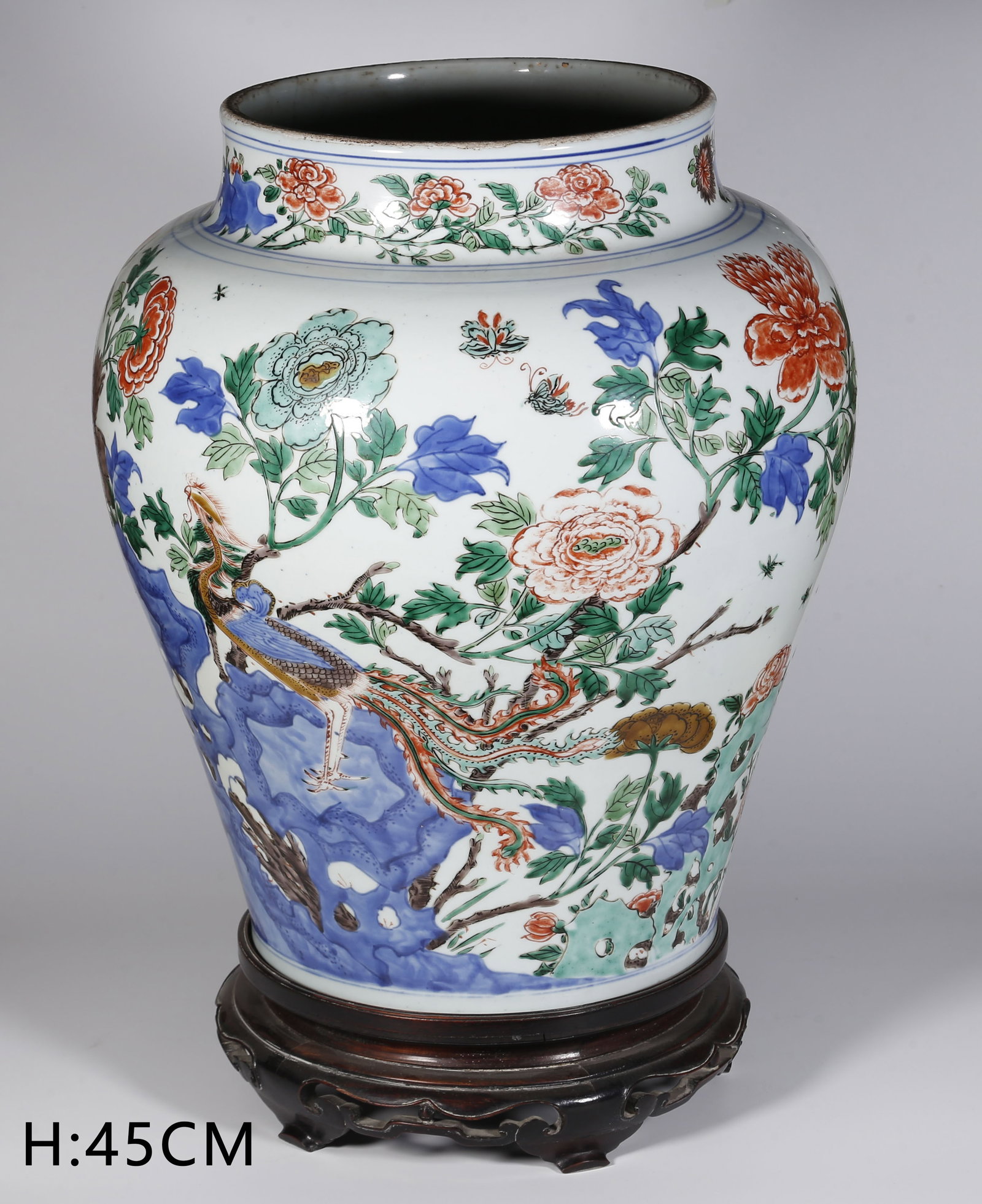 A WUCAI (MULTICOLORED) FLORAL PATTERN LARGE JAR
