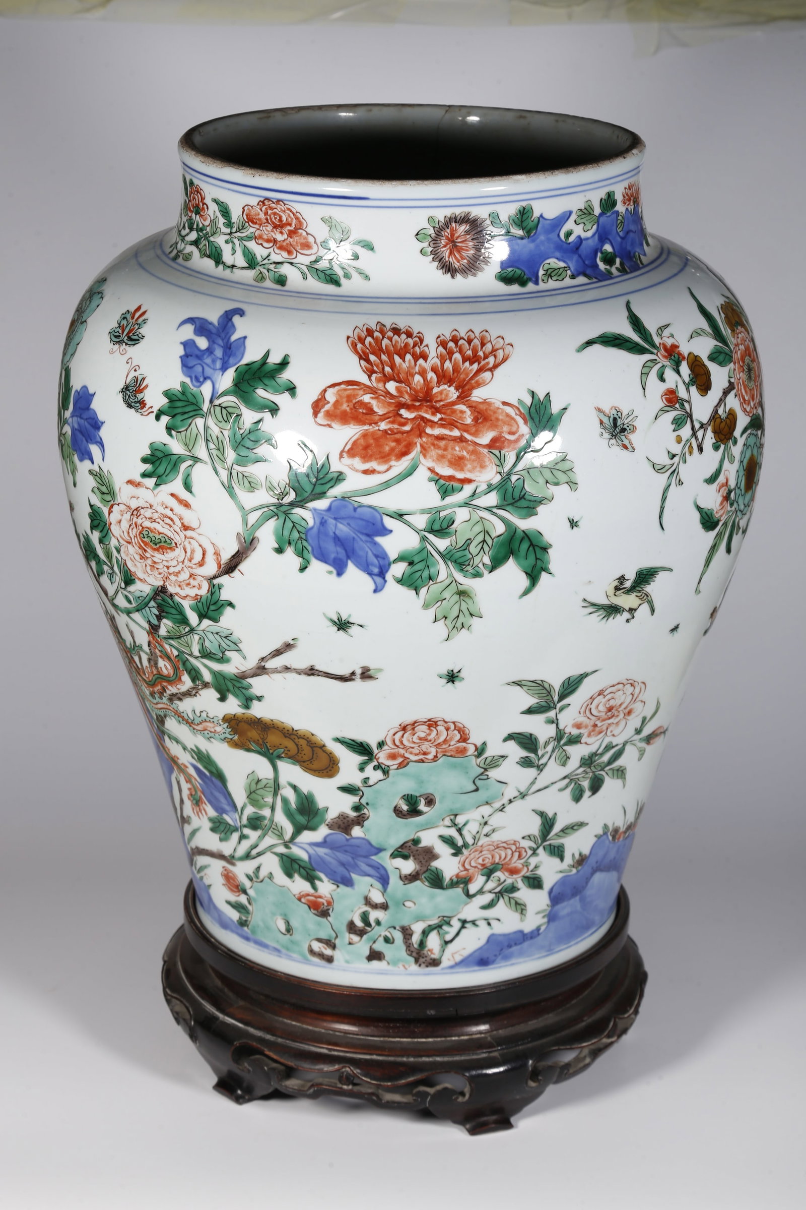 A WUCAI (MULTICOLORED) FLORAL PATTERN LARGE JAR - 2