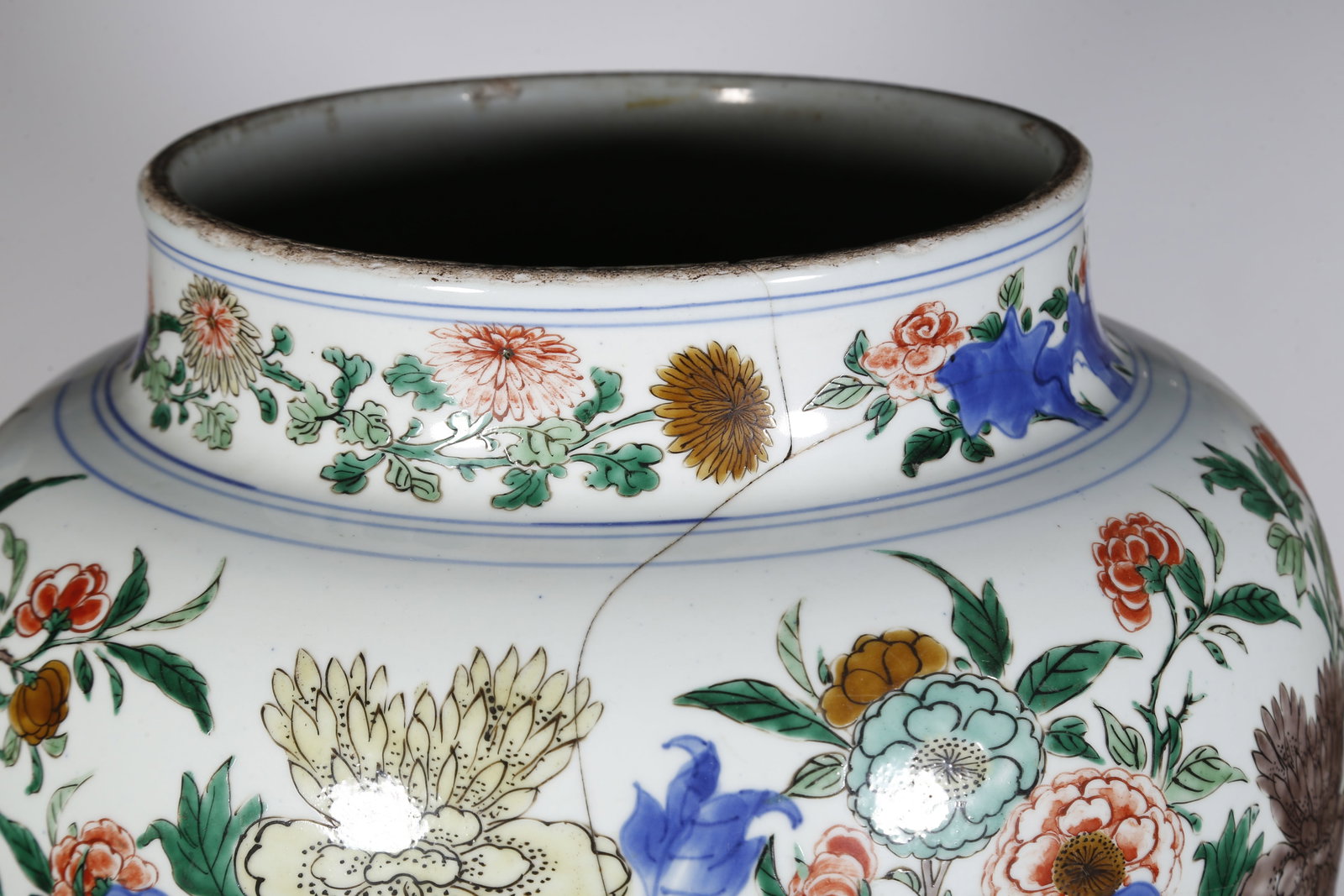 A WUCAI (MULTICOLORED) FLORAL PATTERN LARGE JAR - 5