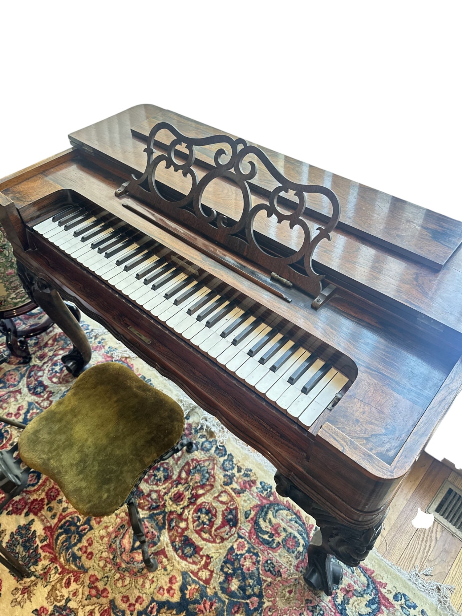 Antique Treat & Davis Melodeon Piano, 1860s, Manufactured in New Haven, CT: This beautifully crafted mid-19th century melodeon was manufactured by the renowned Treat & Davis Company in New Haven, Conneticut. It features a solid rosewood case with a warm patina, intricate carv