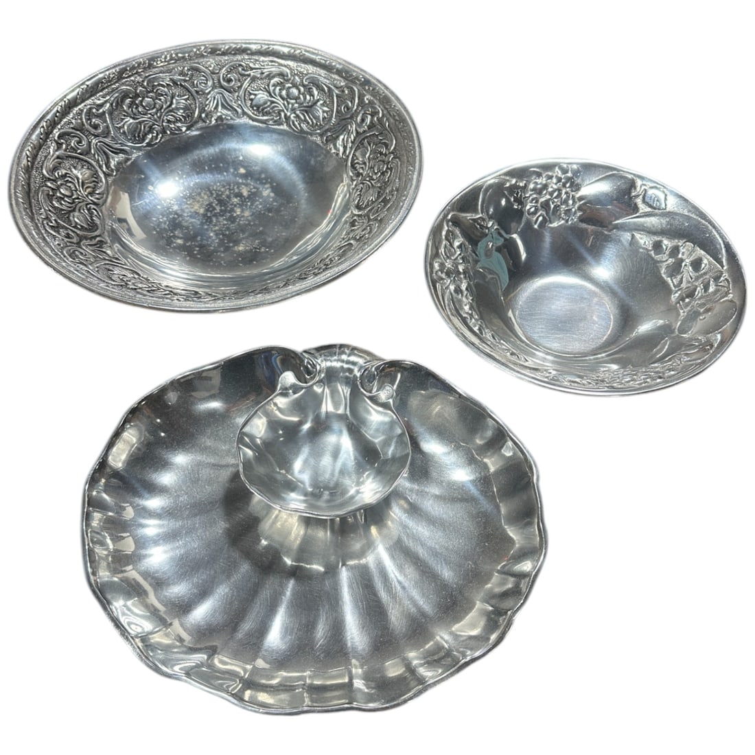 NO RESERVE-Set of 3 Wilton Armetale Serveware Pieces. Aluminum Alloy Polished: A beautiful set of three vintage Wilton Armetale serveware pieces. Crafted in the USA, Wilton Armetale pieces are known for their durability and timeless elegance, made from a unique aluminum-based al