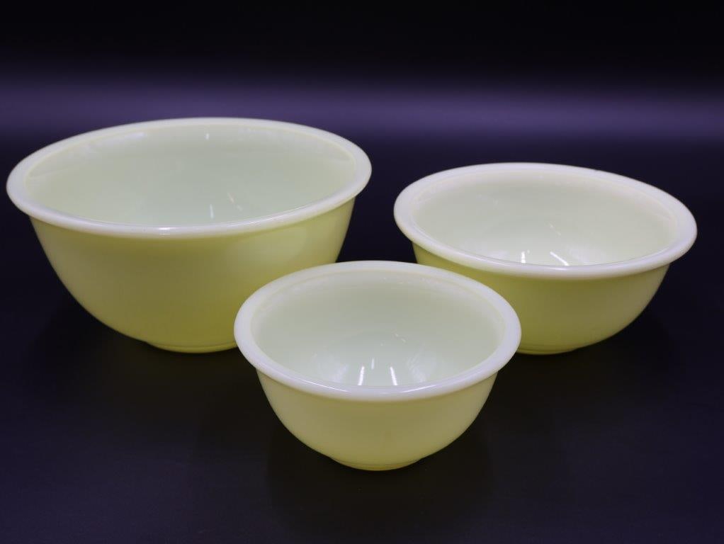 Vintage McK McKee Yellow Jadeite Uranium Glass Mixing Bowls: Trio graduated sizes rolled edge bowls