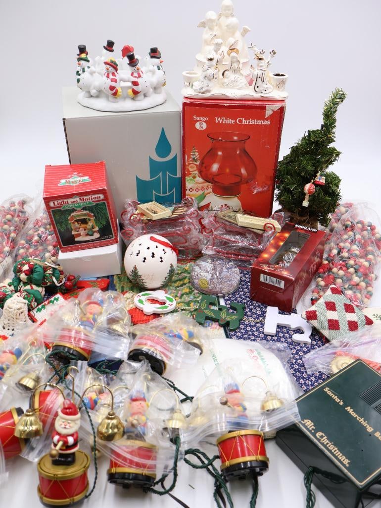 Large Lot of Christmas Decor (1 of 20)