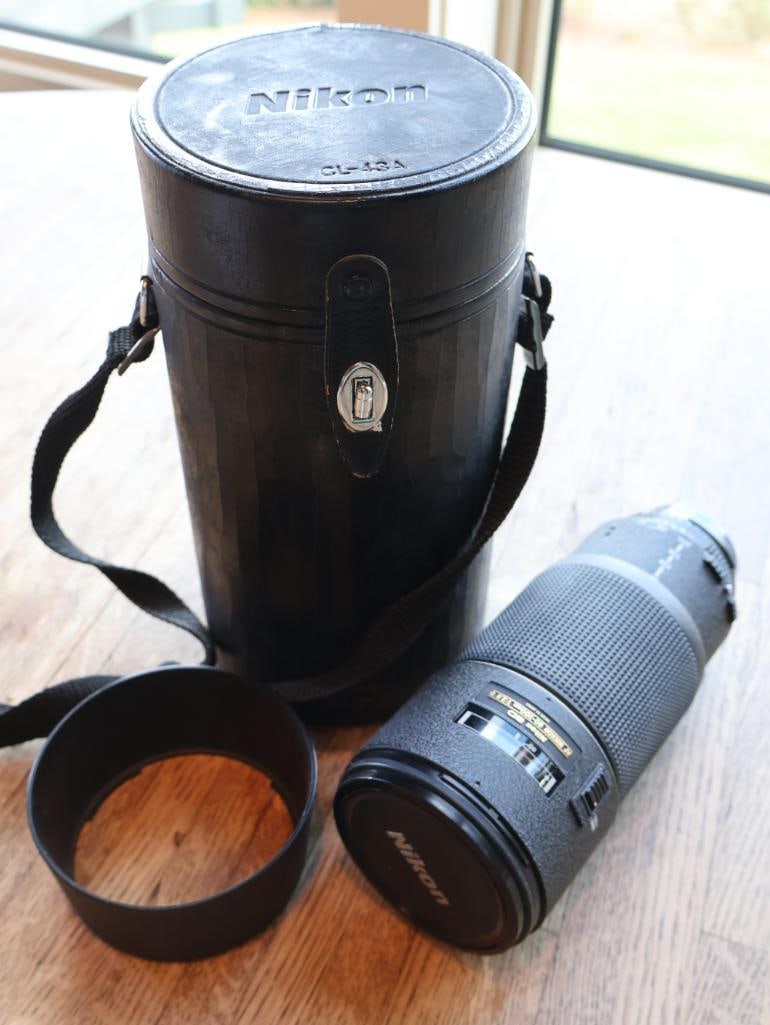 Nikon ED AF Nikkor 80-200mm 1:28 D Lens: Also includes carrying case and hood