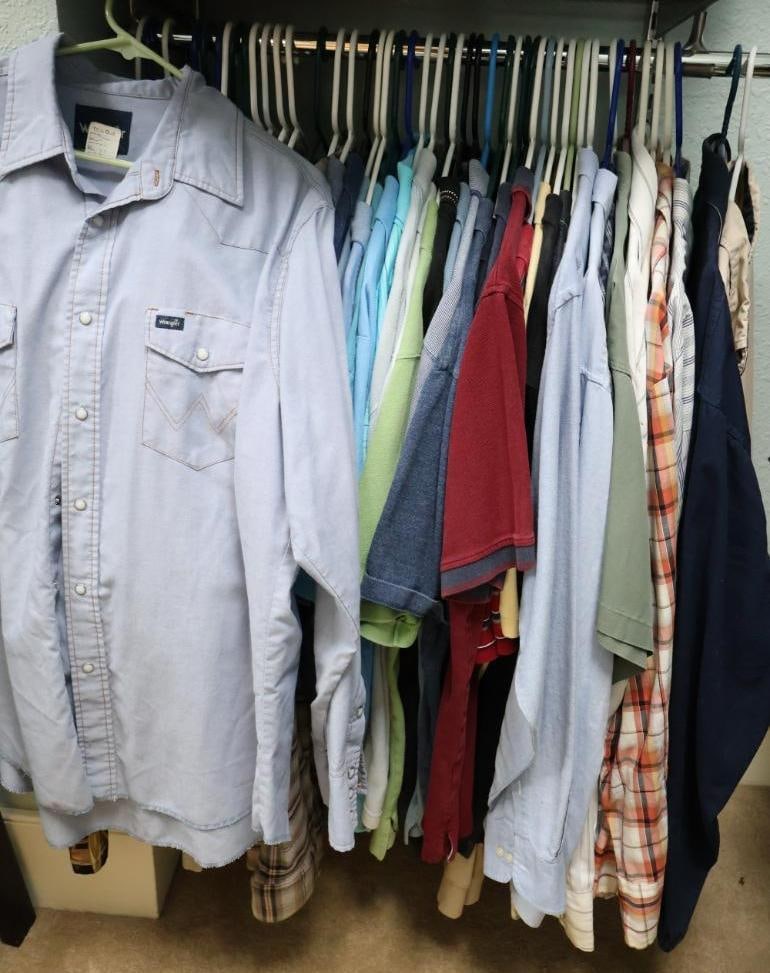 Over 40 Pieces of Mens Clothing, Mostly Short Sleeve Button Down and Polos: Please view all photos taken for this lot to view sizes and condition. Wrangler western long sleeve, Ariat long sleeve flannel, Disney Original long sleeve, Roper shirts, two hawaiian shirts, Tommy Hi