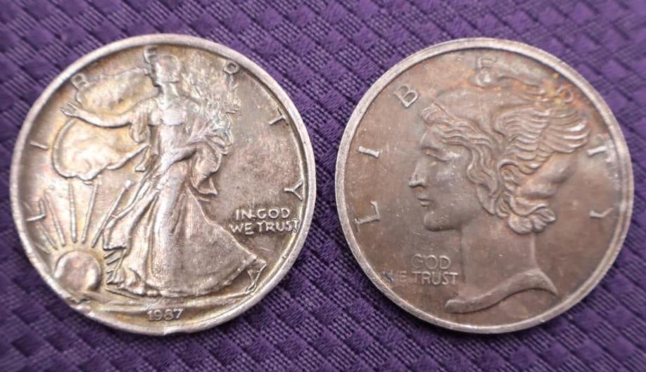 Two One Troy Ounce bullion coins, Each 1 oz .999 fine silver round (1 of 4)