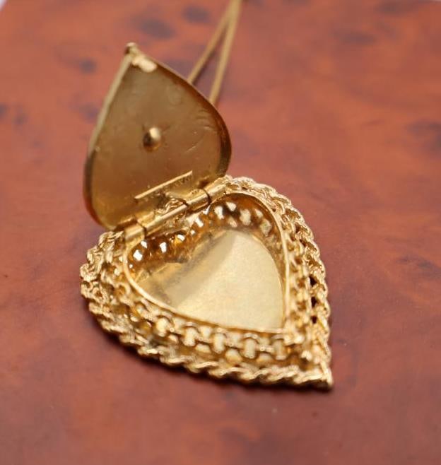 14k Vintage gold heart locket necklace with initial 'K' engraved on the front - 4