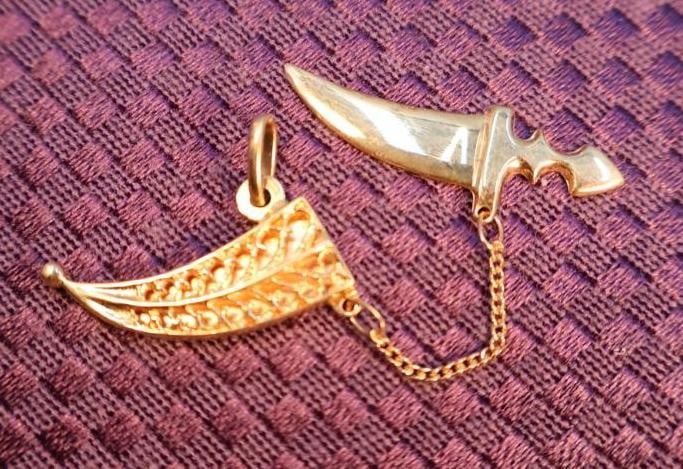 Vintage 18K Yellow Gold Dagger & Sheath Charm or Pendant: 3.64g. Click on the main photo to view additional photos. 