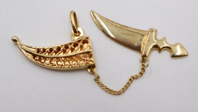 Vintage 18K Yellow Gold Dagger & Sheath Charm or Pendant - 2