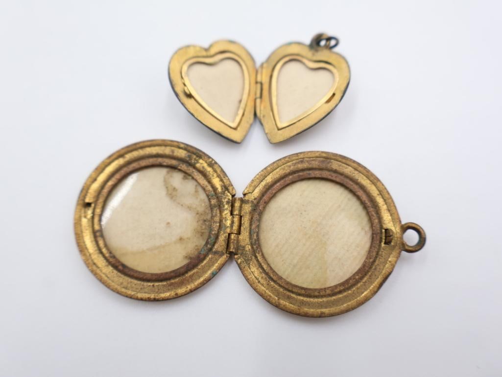 A collection of antique and vintage lockets and jewelry findings - 13