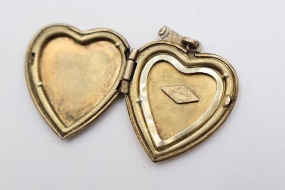 A collection of antique and vintage lockets and jewelry findings - 8