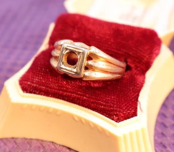 Vintage men's 14-karat yellow gold signet ring (1 of 9)