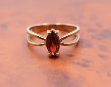 Marquise-cut garnet ring in 10k yellow gold setting - 2