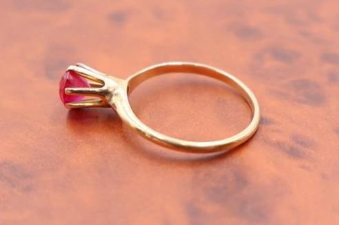 10k Gold solitaire ring with red ruby - 9