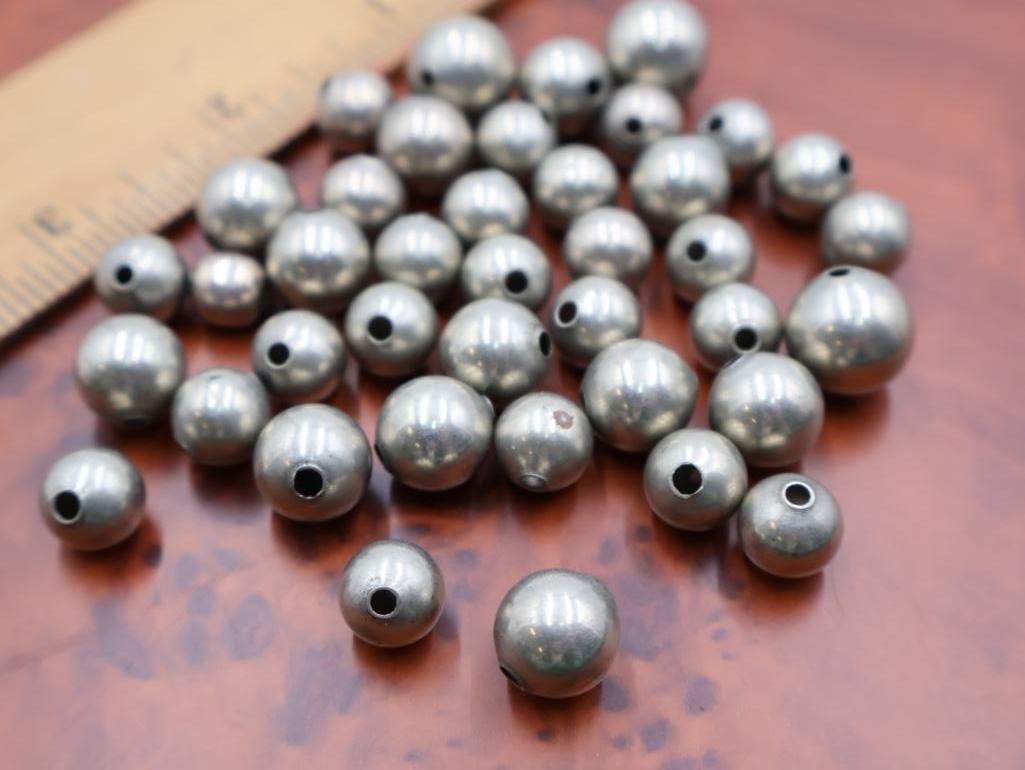 Green malachite bead necklace with assorted silver-tone beads - 3