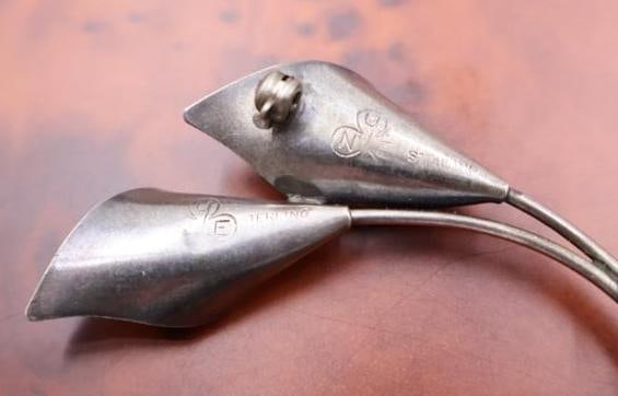 Two vintage sterling silver flower brooches - 4