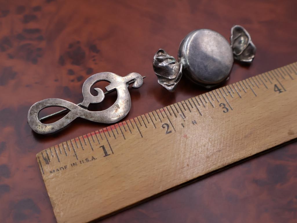 A musical clef pin and a candy-shaped locket, both silver - 2