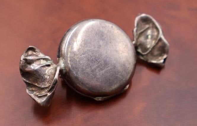 A musical clef pin and a candy-shaped locket, both silver - 5