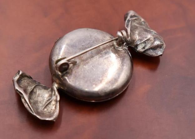 A musical clef pin and a candy-shaped locket, both silver - 6