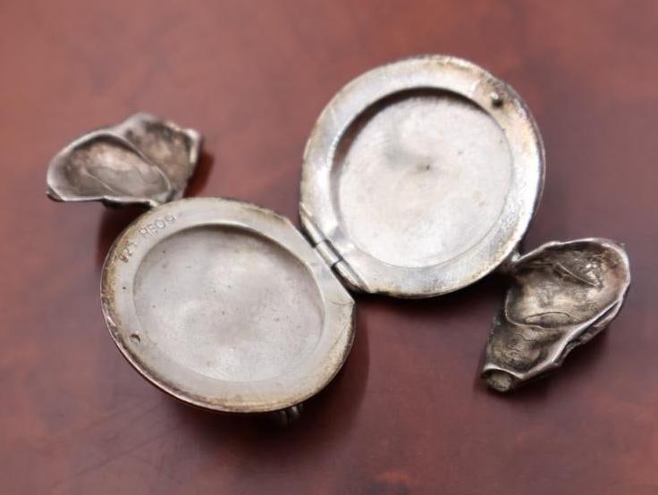 A musical clef pin and a candy-shaped locket, both silver - 7