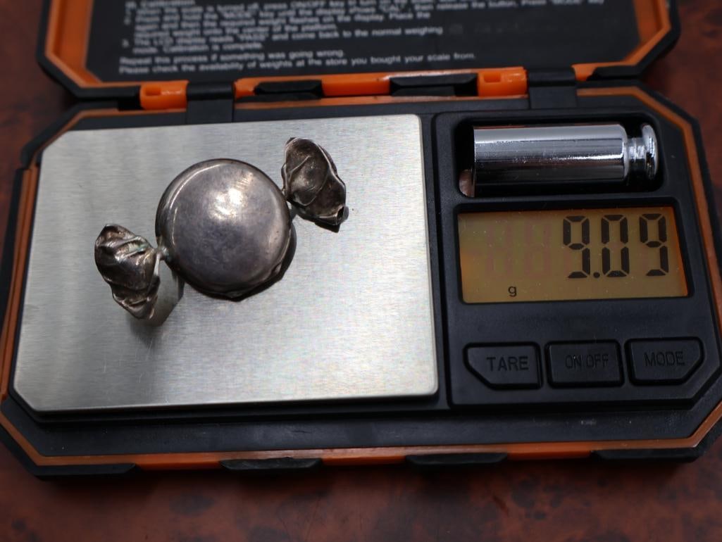 A musical clef pin and a candy-shaped locket, both silver - 8